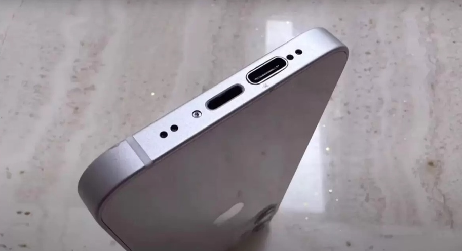 海外网友表示，DIY苹果手机强行接入USB-C接口并没有违和感