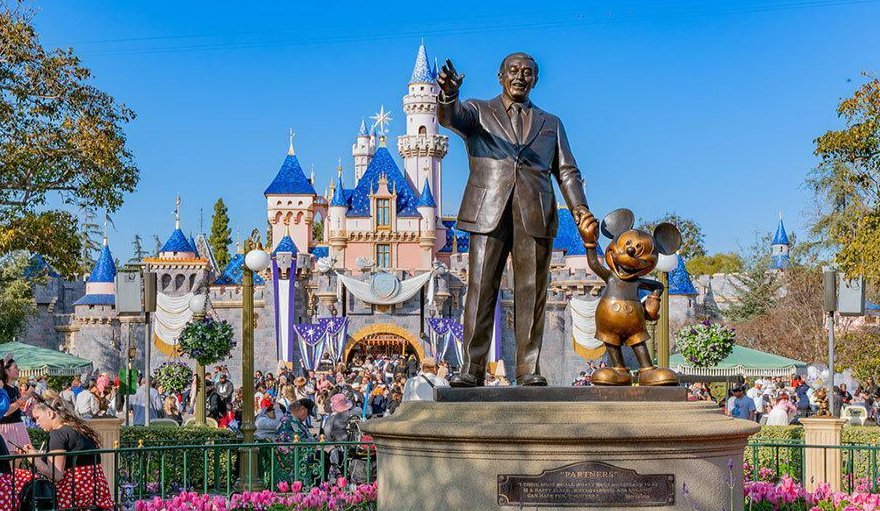 美国男子将迪斯尼乐园的吉尼斯记录砍了将近3000天，一天也没落下