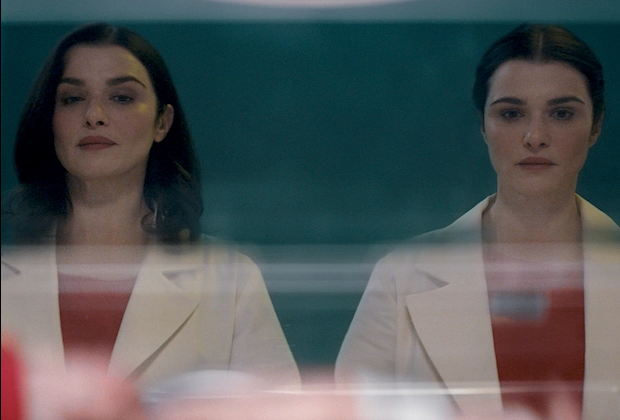 经典电影《孽扣》被改编成电视剧的瑞秋维茨一人饰演双胞胎