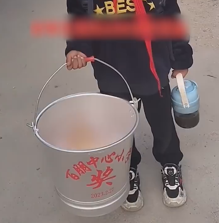 男孩考2%被奖励一桶金:意味着人生的第一桶金