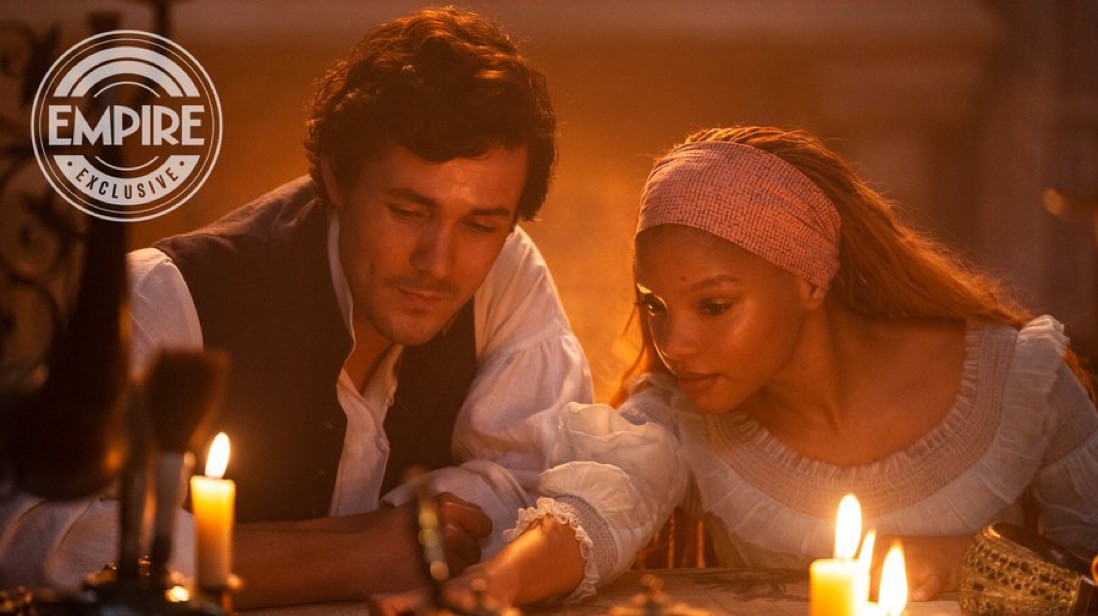 新的《小美人鱼》剧照宣布小美人鱼和王子之间的亲密互动
