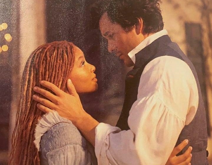 新的《小美人鱼》剧照显示，王子抚摸着美人鱼，深情地盯着她。
