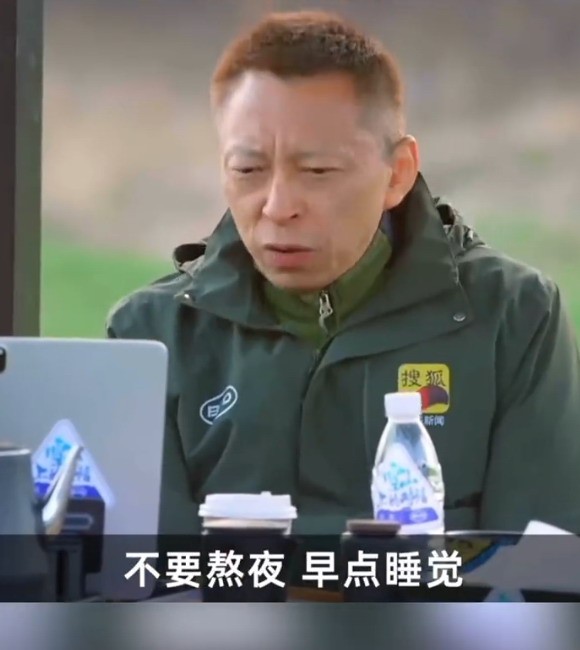 曾丽推一天睡4个小时。张朝阳建议年轻人不要熬夜。
