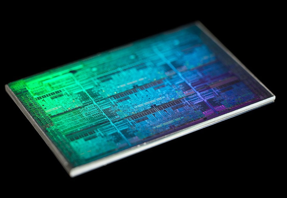 鞋底“烘焙机”！藏在男子鞋子里的48个CPU被海关查获。
