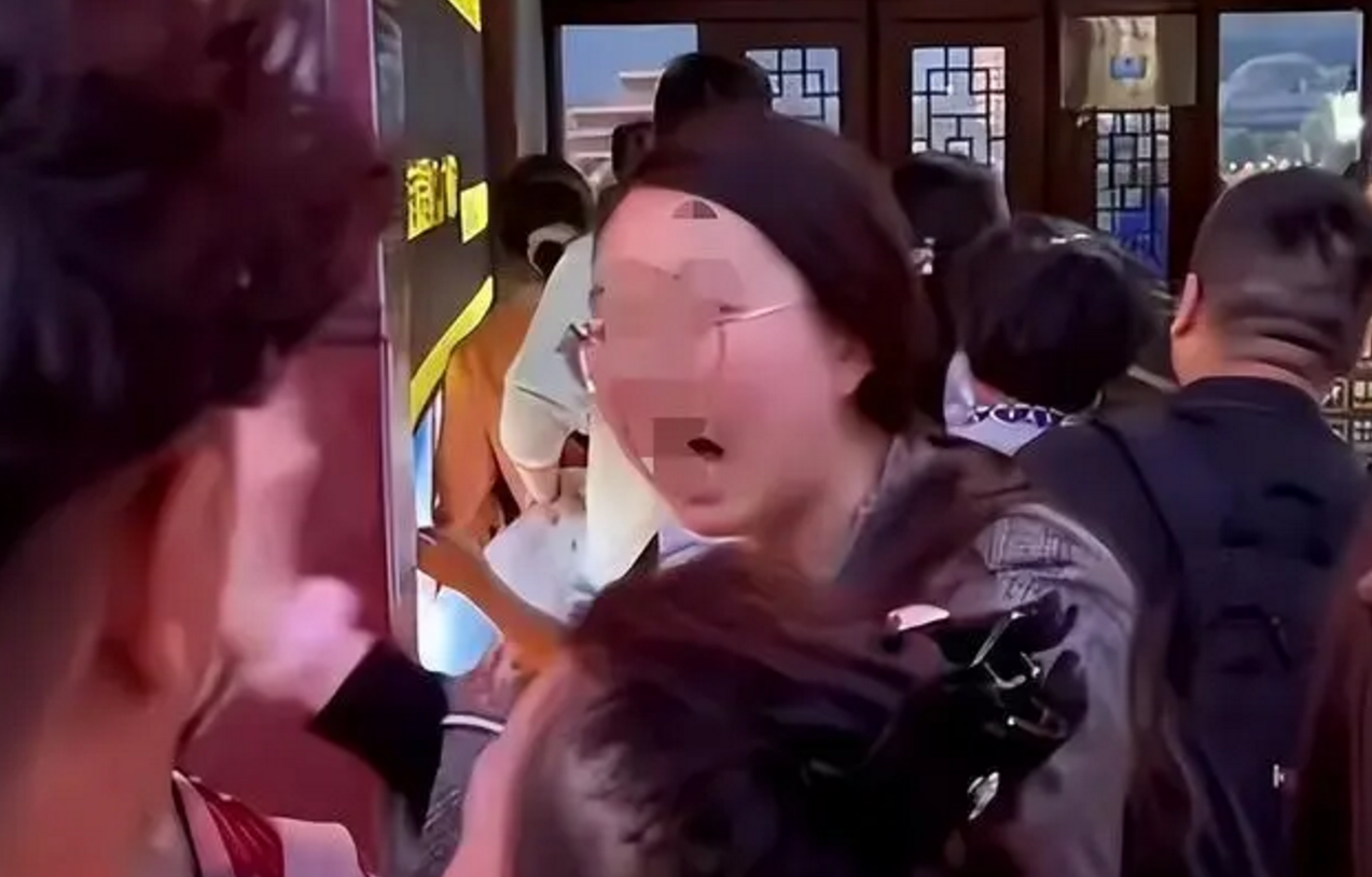 被指插队发火的当事人回应原热搜称自己没有插队
