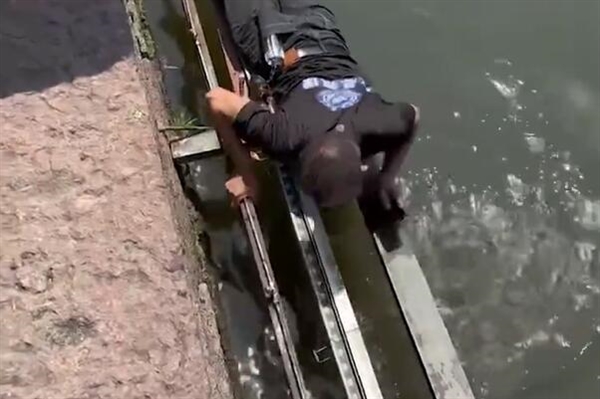 游客手机西湖打捞收费1500元：简单打捞免费
