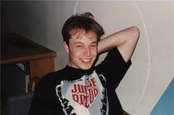 马斯克否认家里有矿：不是富二代，而是白手起家。
