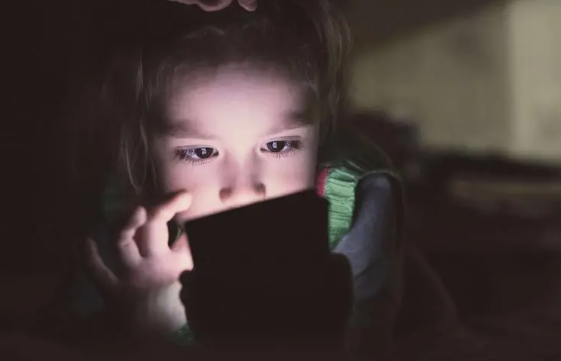 沉迷手机的日本学生每天辛苦工作三个小时也达不到标准。
