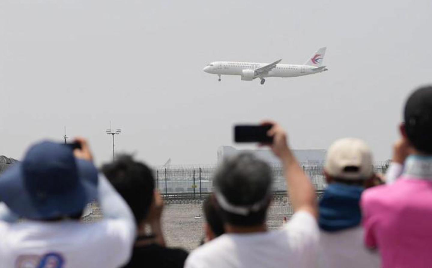 历史上的一瞬间！国产大型飞机C919商业首飞成功
