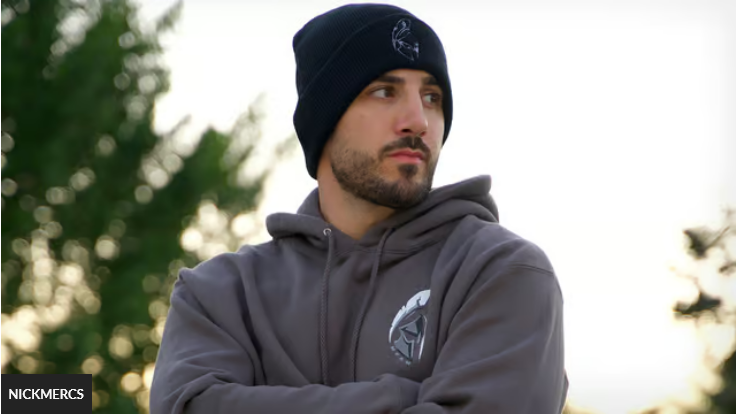 该电视台发布了关于同性恋恐惧症的评论《使命召唤》，以去除关节皮肤。
