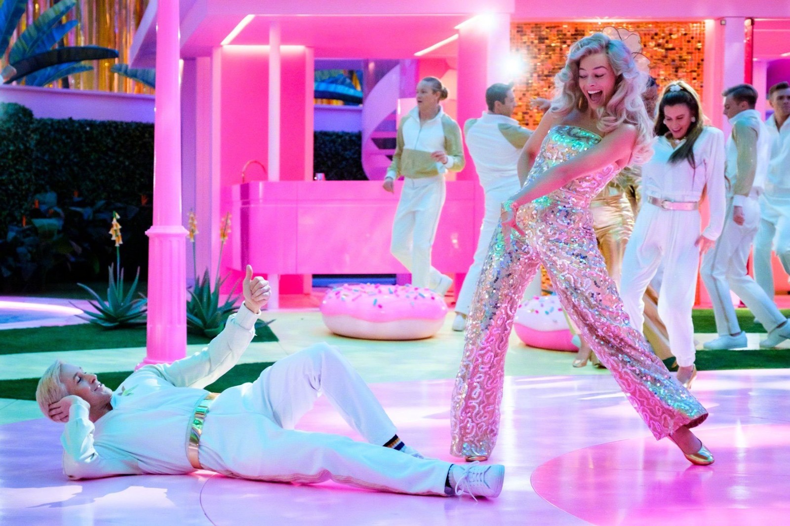 《芭比》真人电影新剧照疯狂吸粉能量！
