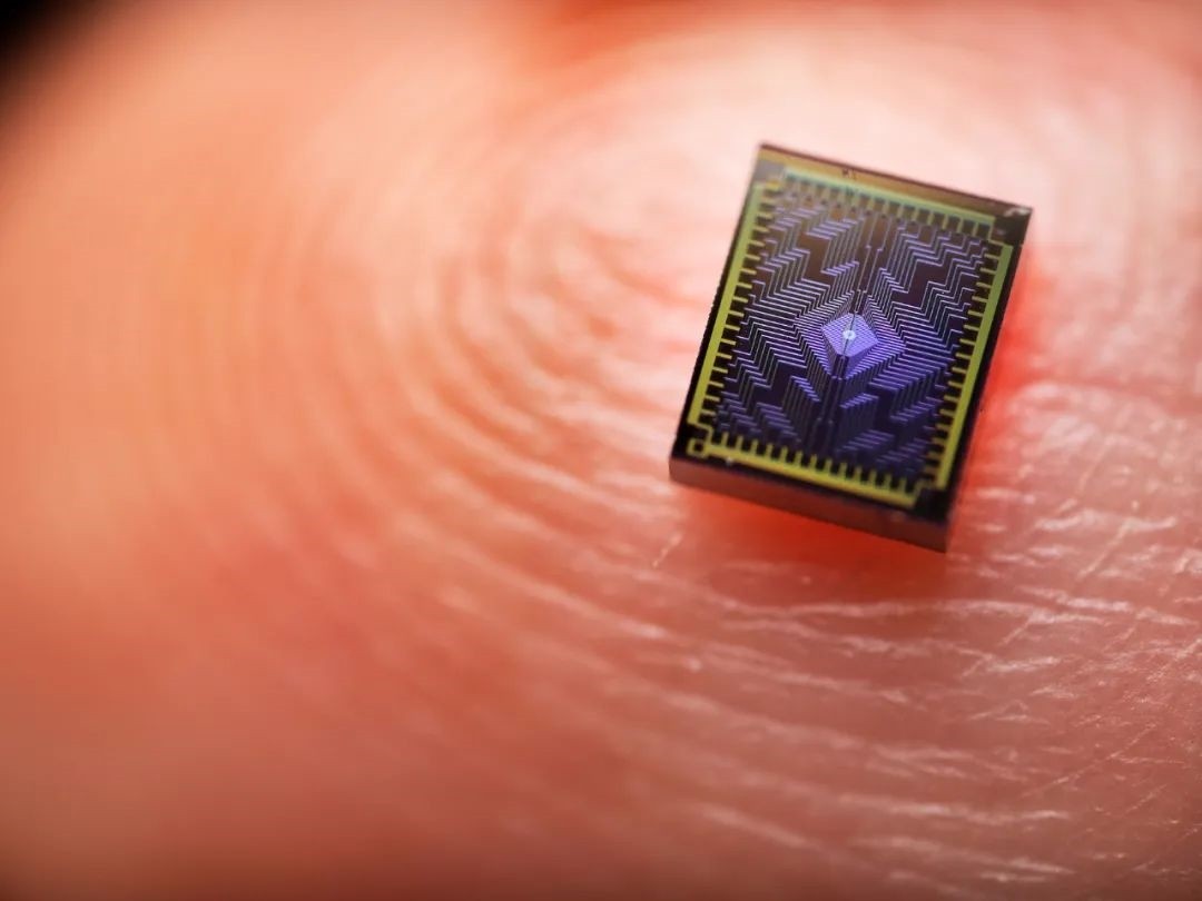 英特尔发布硅自旋量子芯片：采用EUV工艺，成品率95%
