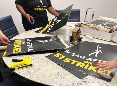 电影演员工会即将罢工，并与影视公司的谈判破裂。
