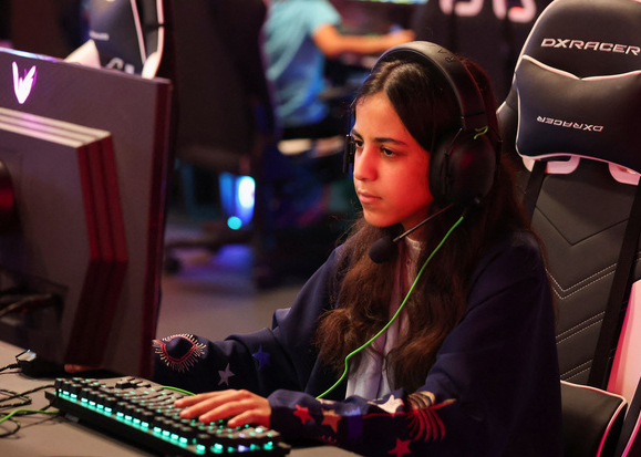 日本首相选择沙特阿拉伯作为他中东之行的第一站，称赞该国70%的公民是游戏玩家。
