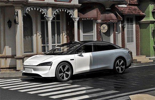 华为首款纯电动轿车跑图：高性能卡尺+ADS2.0鸿蒙4.0
