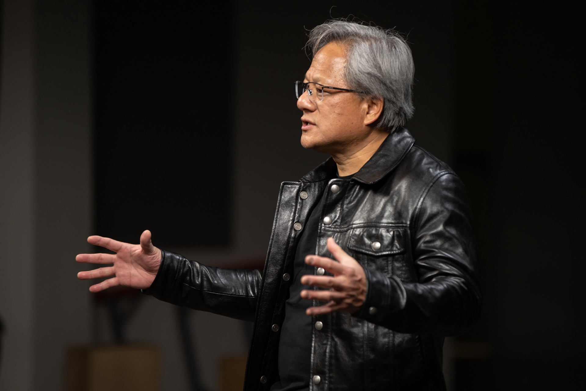 黄仁勋抛售89000股：三天轻松赚31亿
