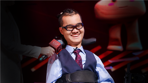 中国肌萎缩侧索硬化症男孩躺下夺得全球数学奖：很像霍金
