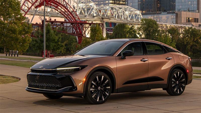 改造后的电动汽车超过了特斯拉，丰田押注于新技术和传统思维。
