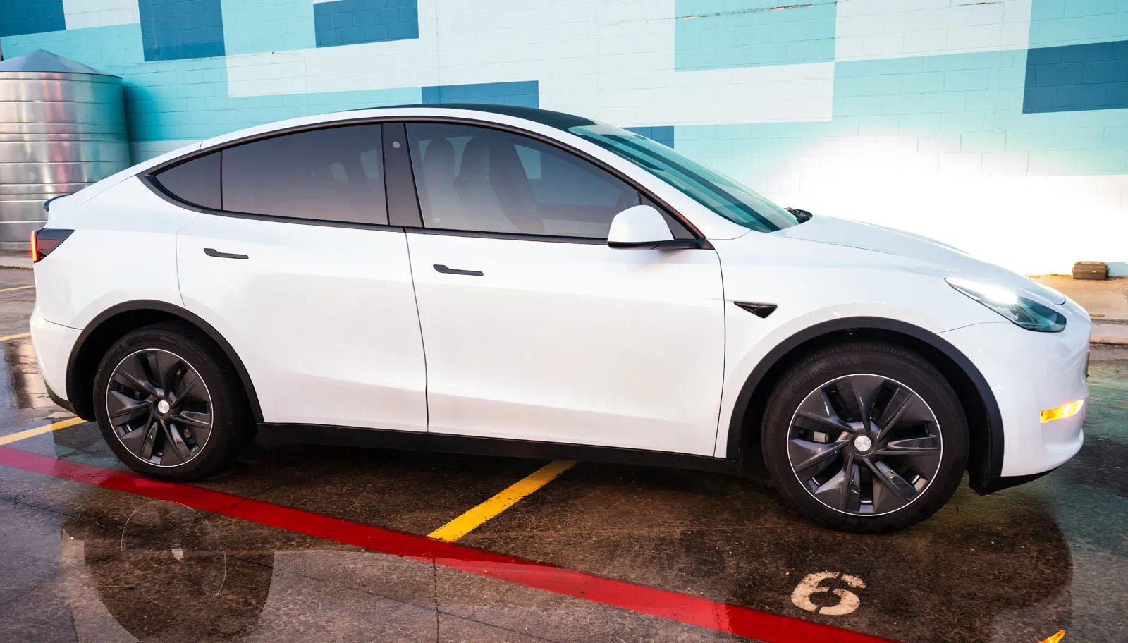 降价促销后，特斯拉Q3净利润同比下降44%。
