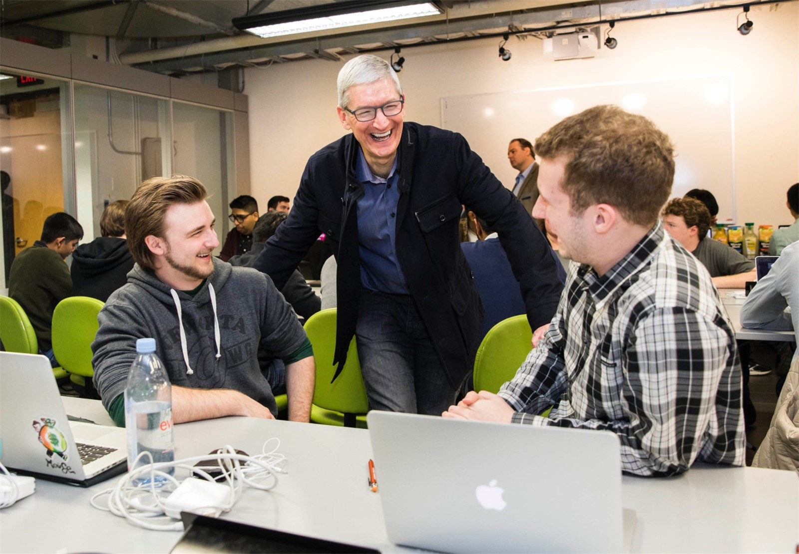 苹果CEO库克最新价格公布：超140亿元！
