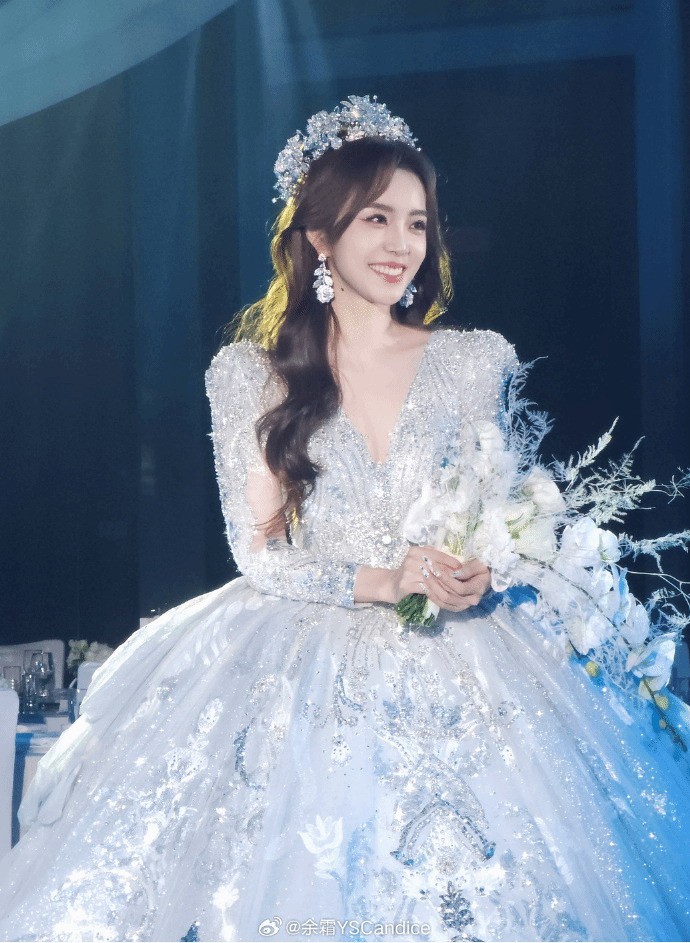 余爽，《英雄联盟》的主持人，在分享他的结婚照时笑得太甜了。
