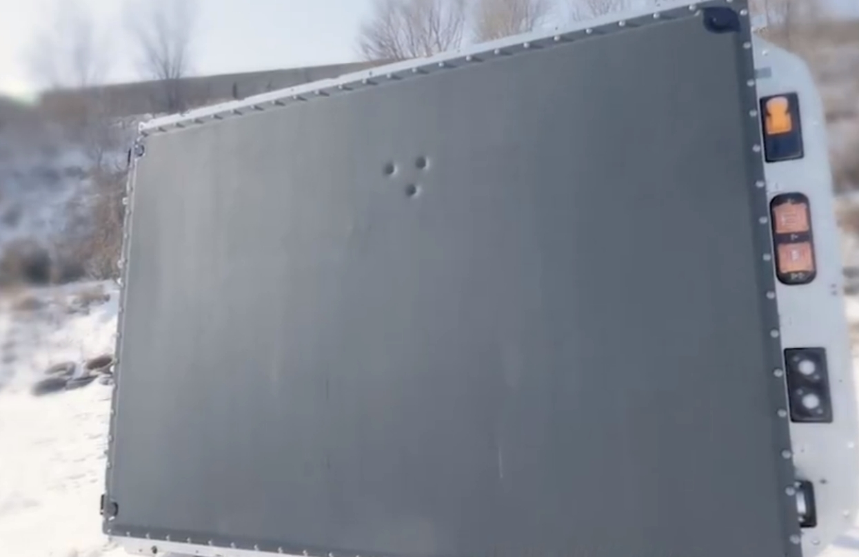 小米汽车SU7电池抵挡子弹射击：三颗子弹接连被吃掉
