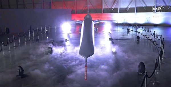 美国X-59静音超音速喷气式飞机首次亮相音爆噪音仅为75分贝
