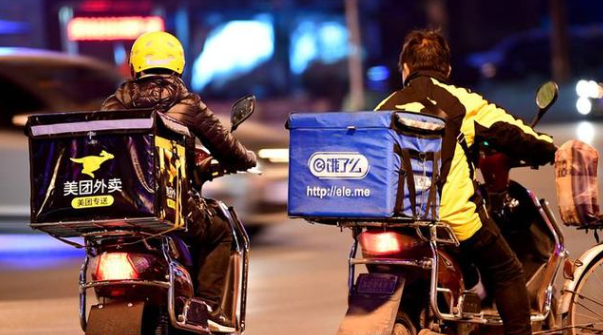 外卖小哥回应称，美团三年赚102万元的时限限制了赚钱速度。
