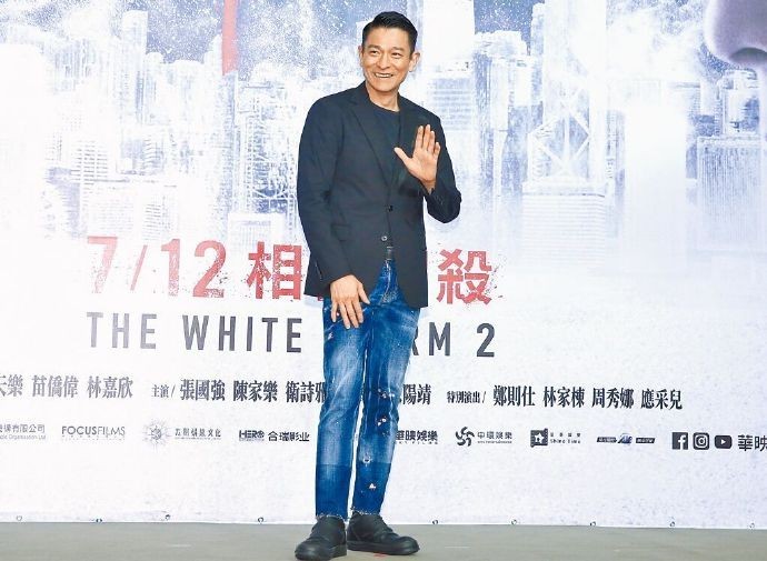 刘德华不给女儿用手机：除了学校APP，尽量让她远离网络。
