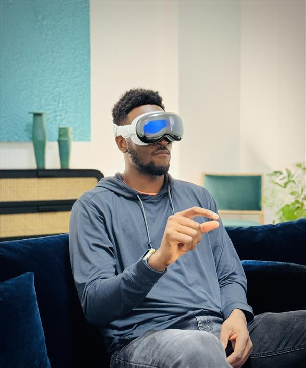 数百万粉丝和博主体验了三次AppleVisionPro：感觉太重了
