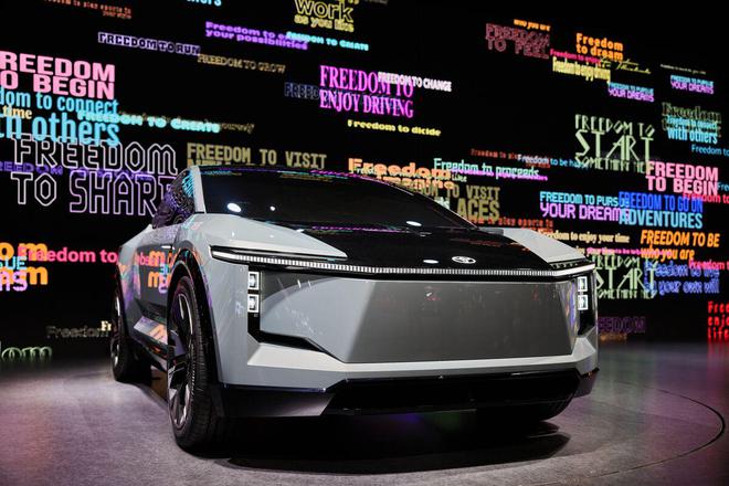 丰田章男Akio：电动汽车的市场份额最多只能达到三成。
