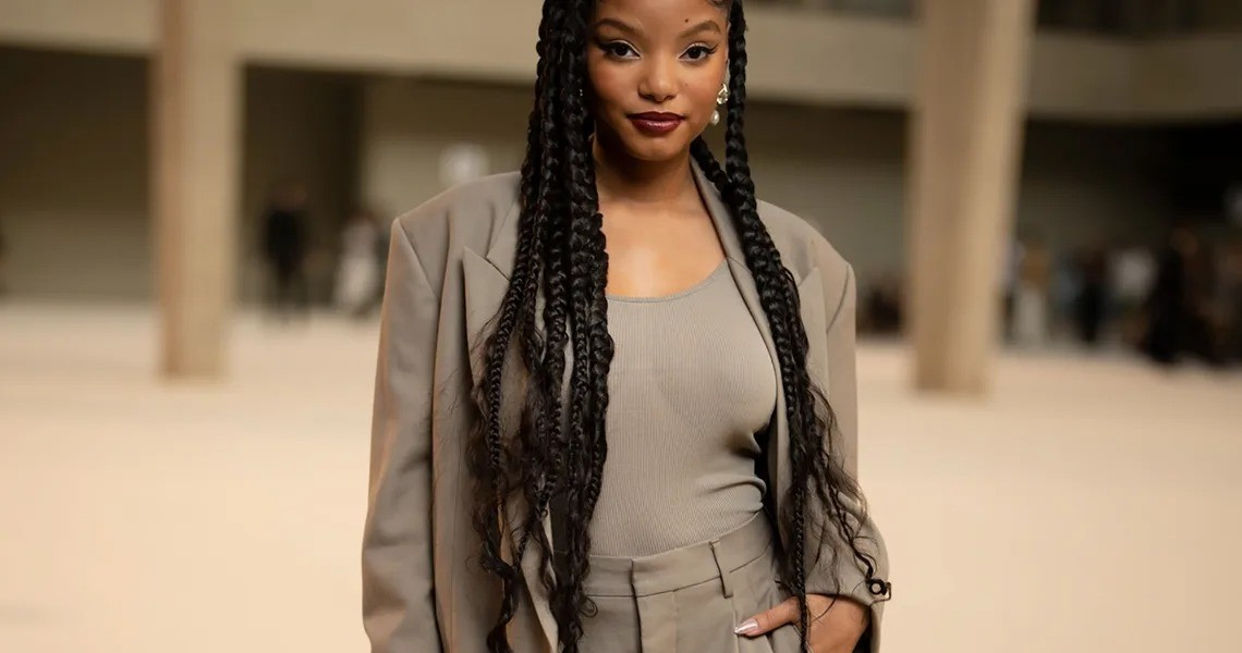 《小美人鱼》的女主人哈莉·贝利贴出了一家三口的照片。多开心啊。
