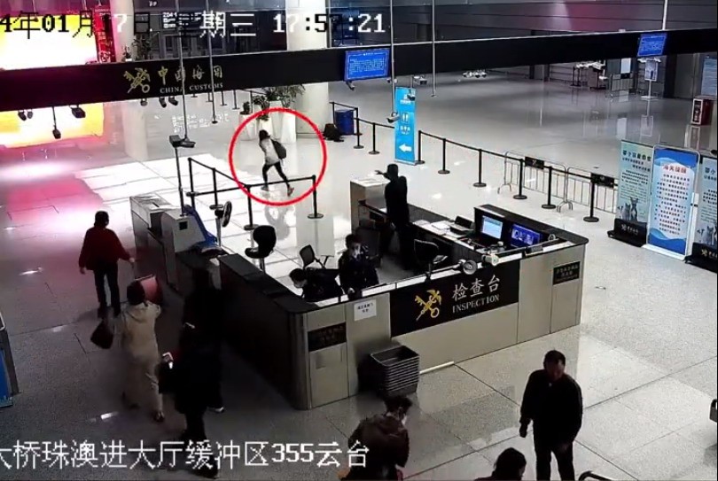 这名女子被拍到腰部夹着50部手机，并变成了水桶腰。
