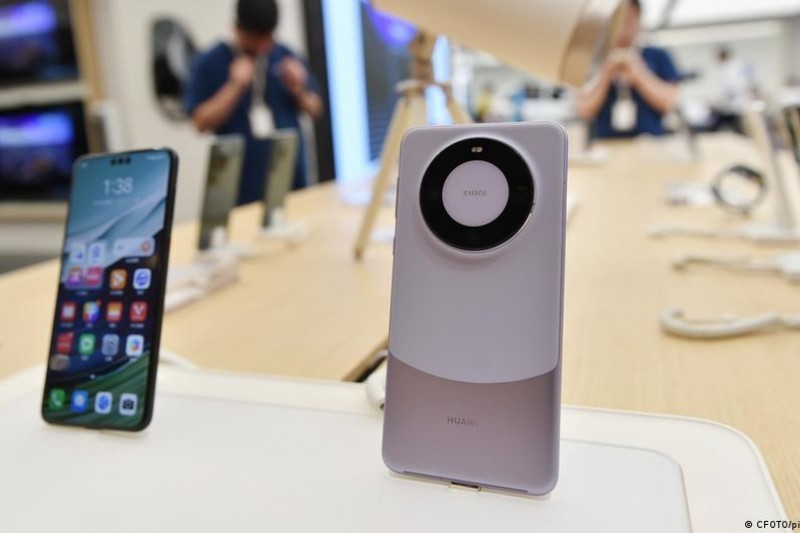 支持曲面屏的华为P70手机与卫星通信芯片的频率存在差异。
