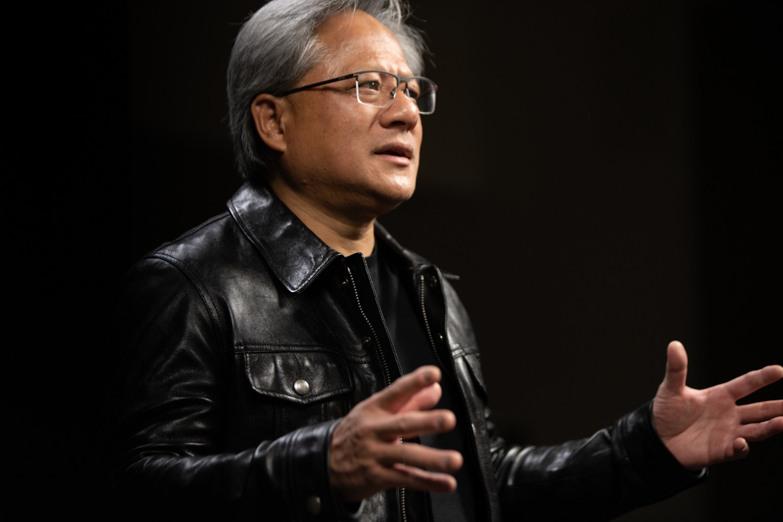 需求火爆黄仁勋：AI芯片短缺将贯穿全年
