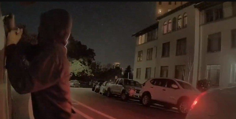 特斯拉CyberTruck击败黑帮马斯克：拥有最好的末日防御技术
