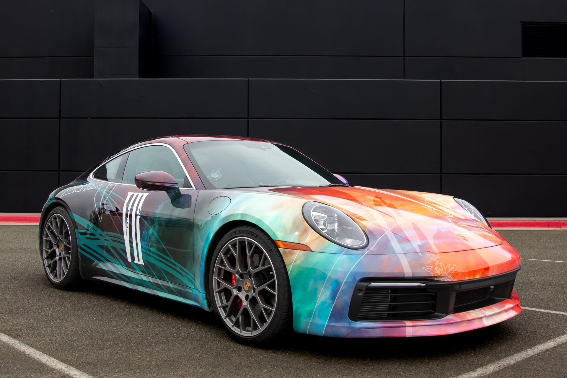 《最终幻想7：重生》联动版保时捷亮相超酷画作911
