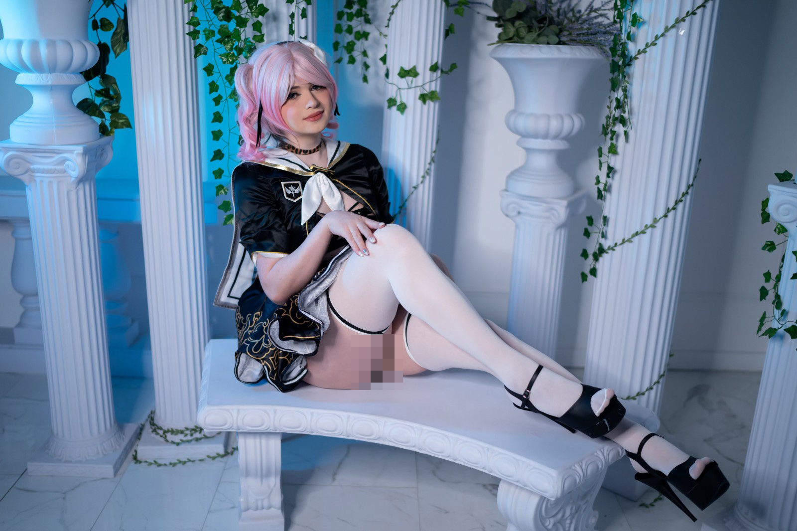 哈哈女装老板斯尼基新照片赏析：白色丝绸长腿迷人
