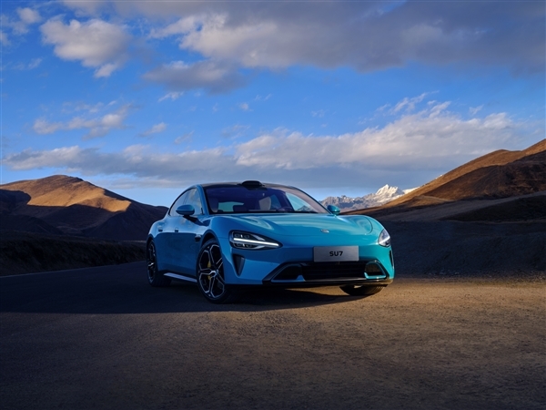 雷军：小米SU7测试车的造价很贵，最早的一台要200多万。
