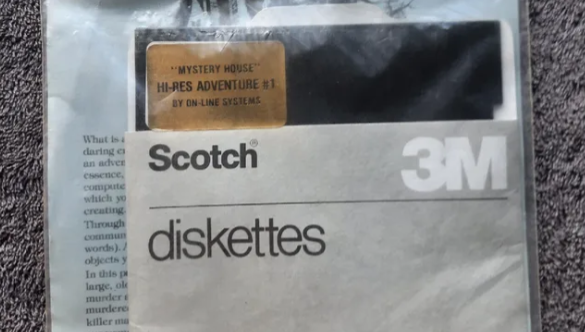 44岁图形冒险游戏原创者《神秘屋》拍卖原版软盘保存完好
