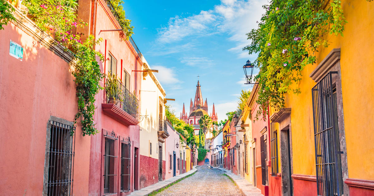 美国科技巨头转向墨西哥制造人工智能设备
