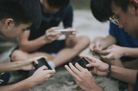 发现儿子玩游戏10分钟冲锋6000人失控扇耳光
