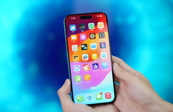 消息称，苹果iPhone计划在今年下半年推出AI聊天机器人
