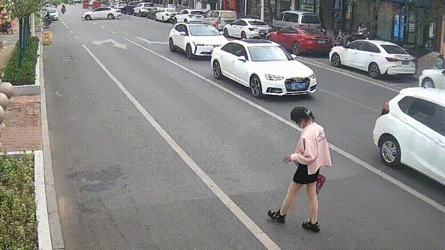 丝袜“美女”偷电动车警方逮捕后发现是一名打扮成女人的强壮男子
