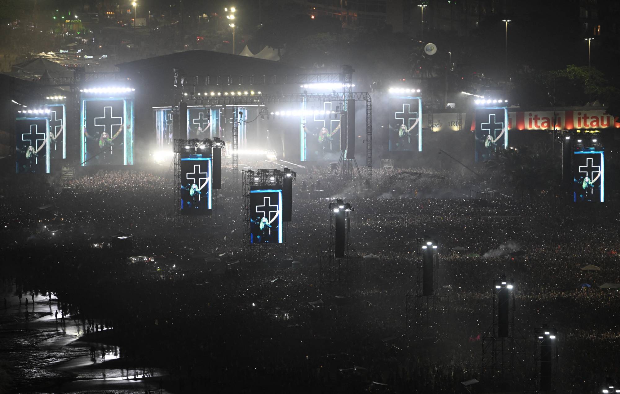 麦当娜在巴西海滩举办免费音乐会，超过160万人参加
