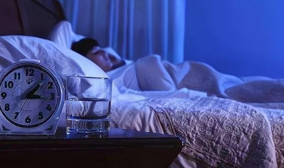 专家警告，无论何时半夜醒来都会影响睡眠质量
