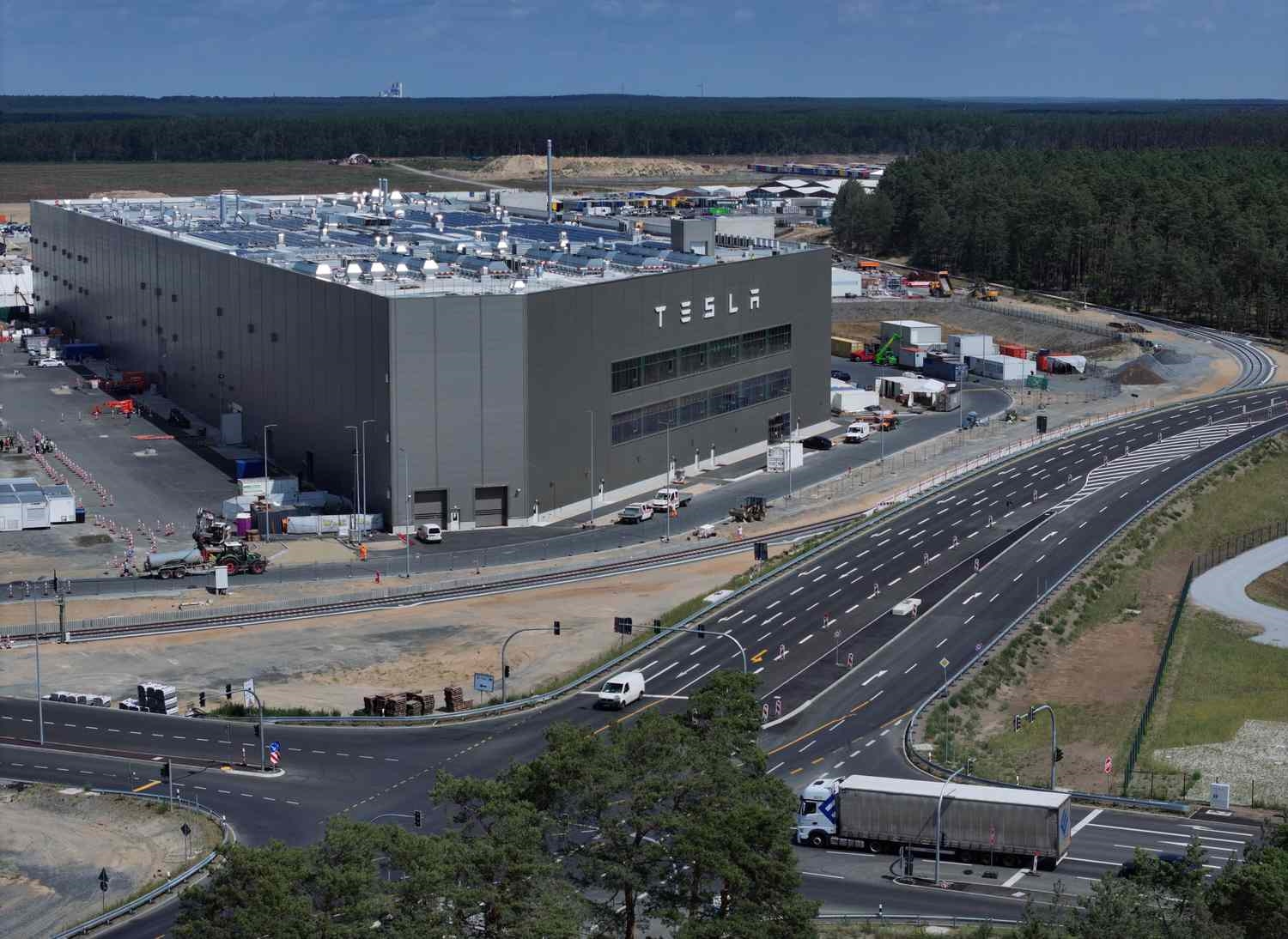 特斯拉德国工厂被指污染水源，近千人抗议扩建
