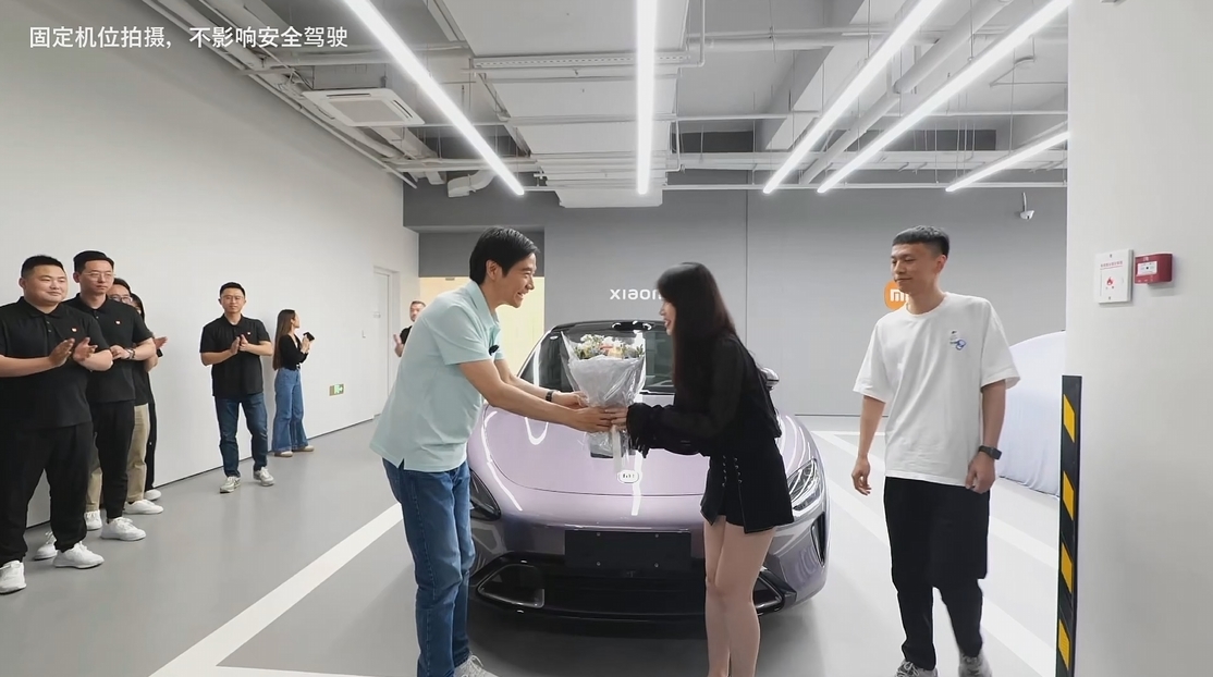 雷军在杭亲自送小米SU7：握手鞠躬感谢车主
