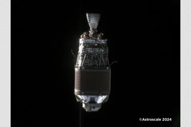 太空垃圾长什么样？航天器拍摄超近距离照片
