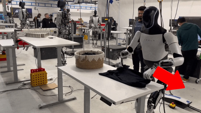 马斯克再次跃升，特斯拉推迟交付OptimusPrime机器人
